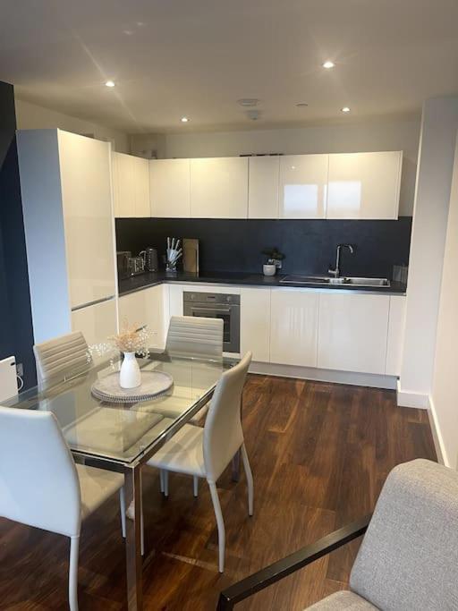 מנצ'סטר Lovely 2-Bedroom Condo With Balcony מראה חיצוני תמונה